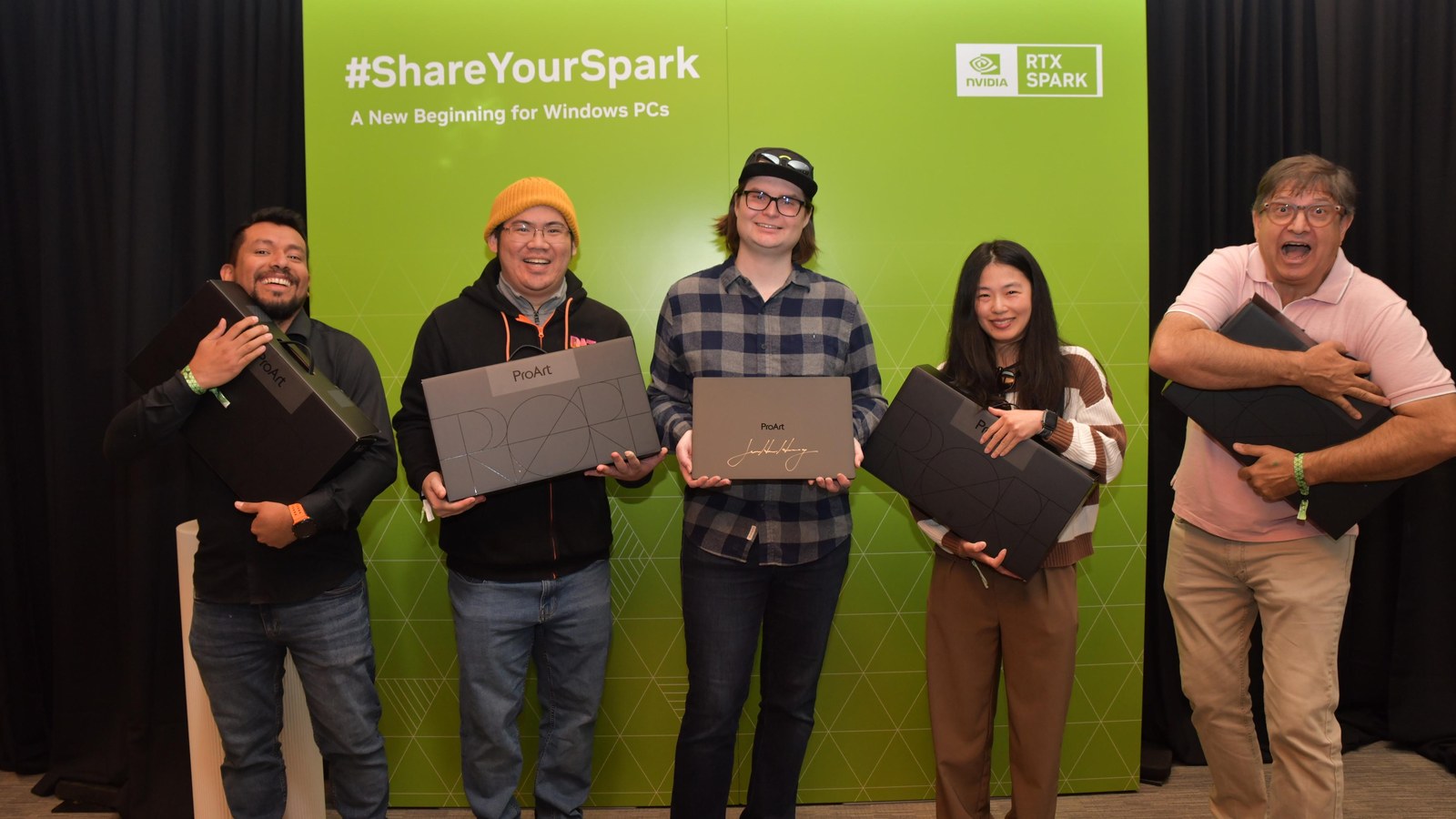 Pemenang dan pengunjung peluncuran RTX Spark di Best Buy San Francisco