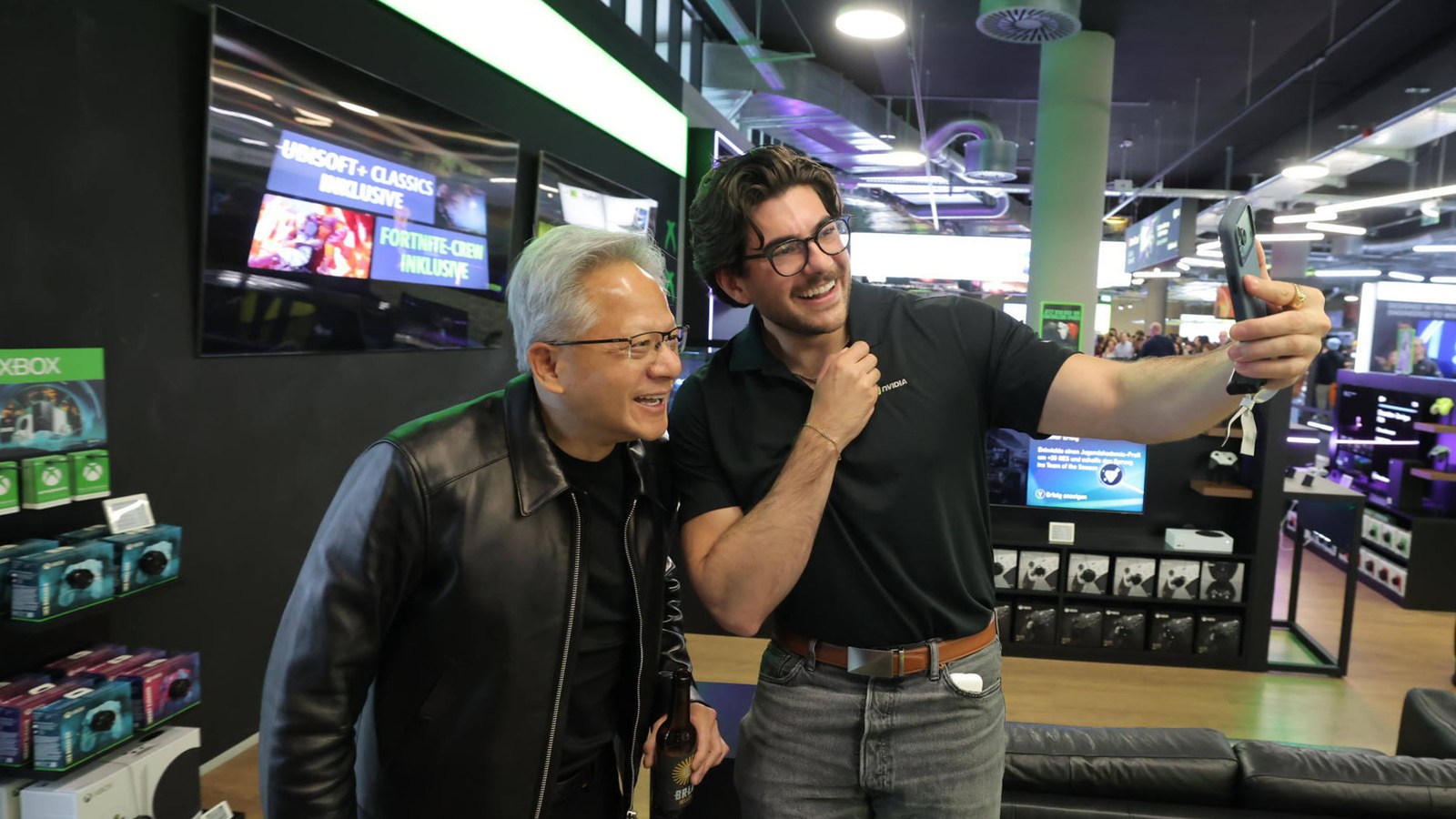 Jensen Huang berfoto bersama pengunjung peluncuran RTX Spark di Berlin