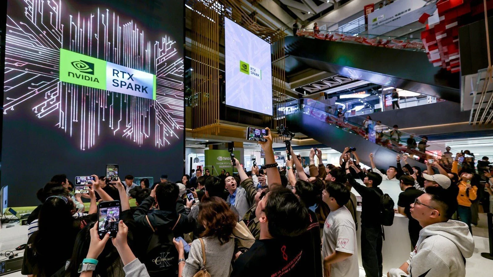 Pengunjung acara peluncuran NVIDIA RTX Spark