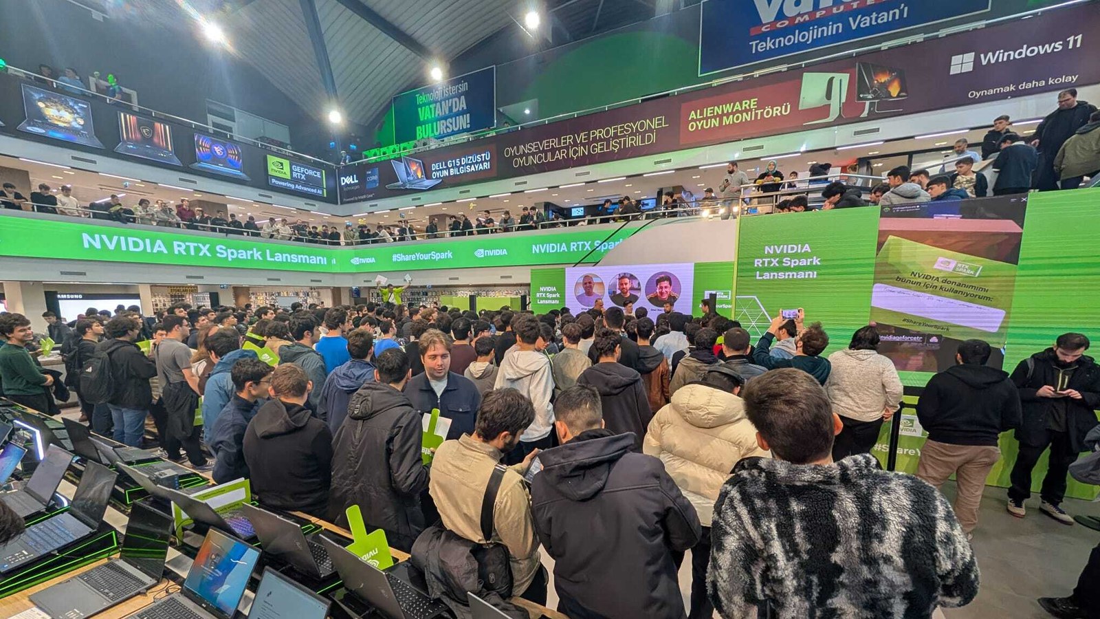 Pengunjung acara peluncuran RTX Spark di Istanbul