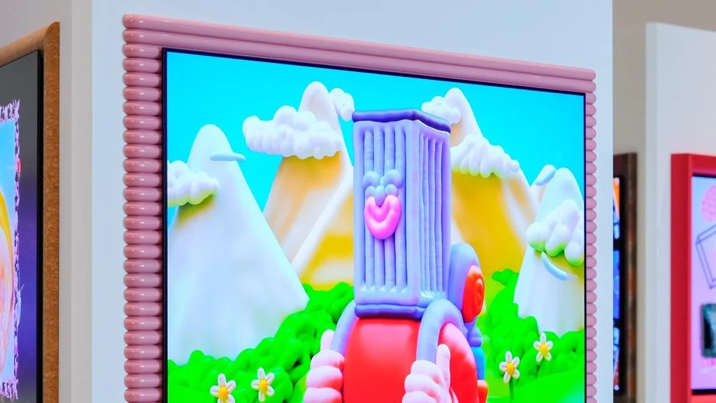 Karya seni ditampilkan di Samsung OLED TV S95H dengan bingkai khusus