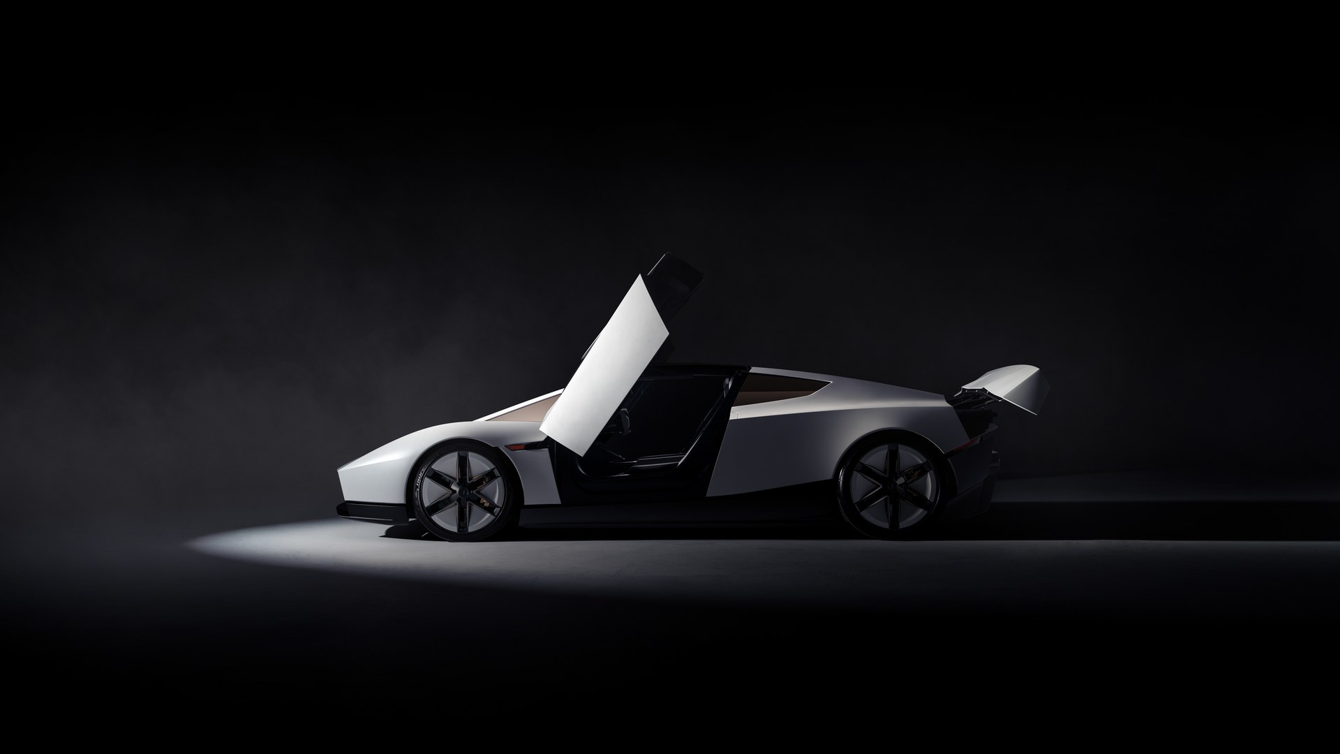 Tampak samping Tesla Roadster dengan pintu terbuka